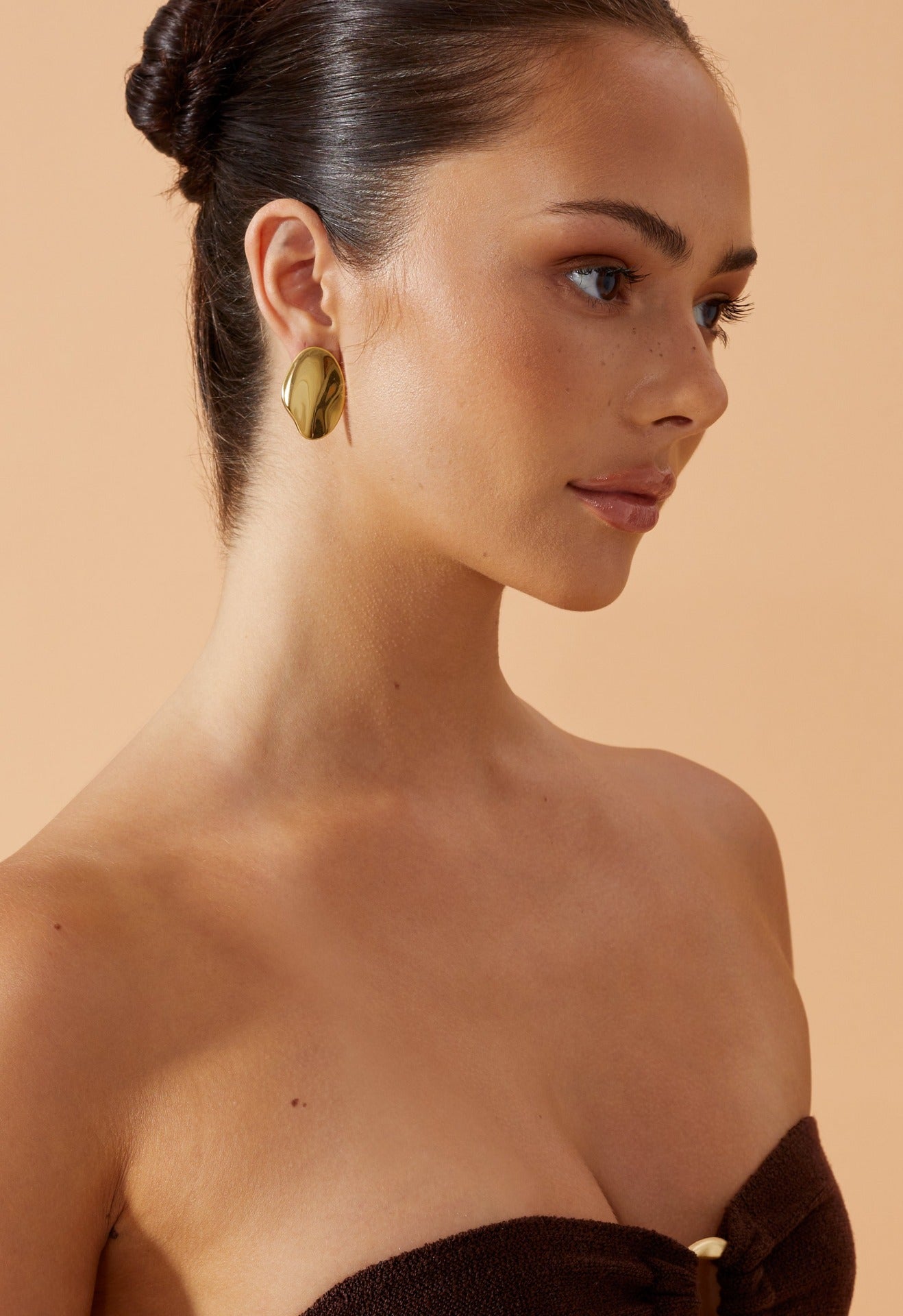 Flook The Label X Iza Jewelry Lumen Gold plated earrings, cushion cllosure at the back